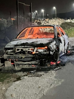 مستوطنون يحرقون مركبات المواطنين جنوب نابلس