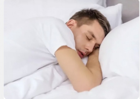 توقف التنفس أثناء النوم مرتبط بضعف العظام والأسنان