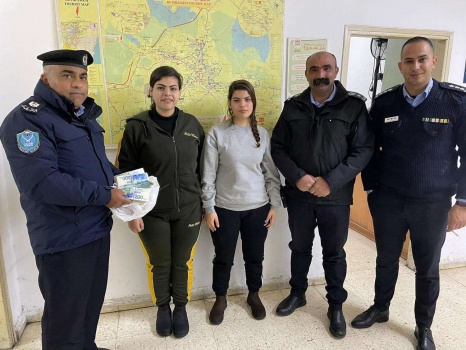 فتاة تعثر على ظرف بداخله مبلغ 61 الف شيقل وتسلمه للشرطة في بيت لحم
