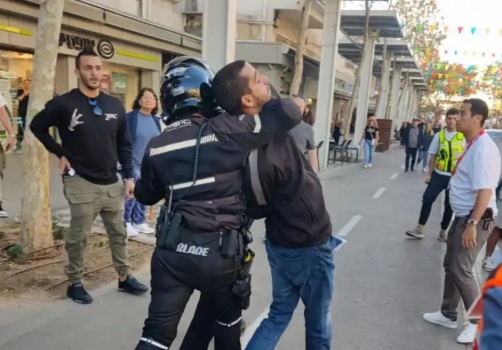 الشرطة الإسرائيلية تعتقل شابًا من الضفة في نتانيا عثر بحوزته على سكين