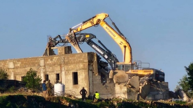 الاحتلال يهدم منزلا قيد الإنشاء في دير عمار غرب رام الله