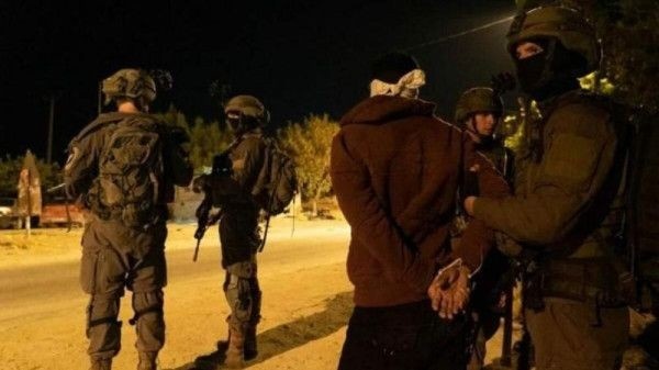 بالأسماء- الاحتلال يعتقل 12 مواطناً من الضفة والقدس
