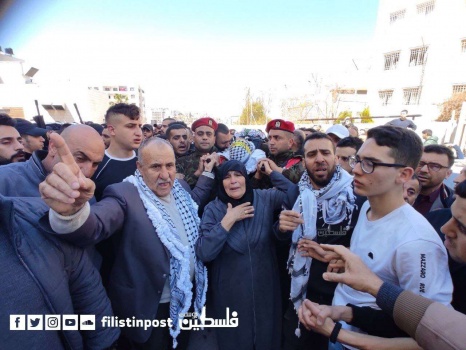 الالاف يشيعون جثماني الشهيدين الحلاق وابو بكر الجنيدي