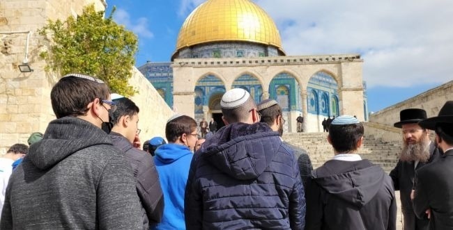 بعد اجبار المصلين على مغادرته: عشرات المستوطنين يقتحمون "الأقصى"