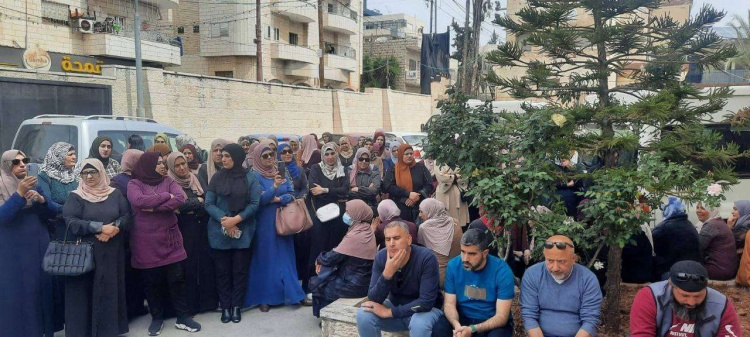 اعتصامات للمعلمين في عدة مدن والتربية تهدد باتخاذ اجراءات