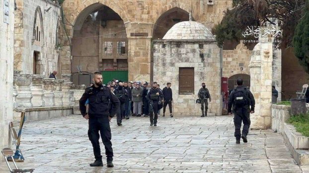الاحتلال يفرض قيودا مشددة بالقدس وعشرات المستوطنين يقتحمون الأقصى