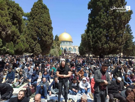 صور: الآلاف يتوافدون إلى الأقصى لأداء الجمعة الأخيرة من رمضان