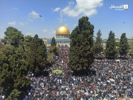 ربع مليون يؤدون صلاة الجمعة الأخيرة من رمضان في "الأقصى" بالقدس المحتلة
