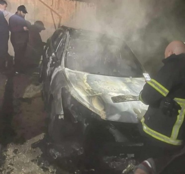 مجهولون يحرقون مركبة لعضو مجلس بلدية نابلس بعد إطلاق النار عليها