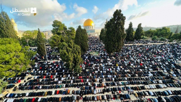 120 ألف مصل أدوا صلاة العيد في المسجد الأقصى