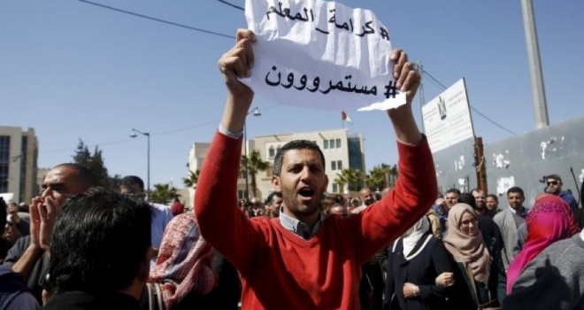 رغم التهديد بإجراءات عقابية.. حراك المعلمين يؤكد: "مستمرون في إضرابنا"