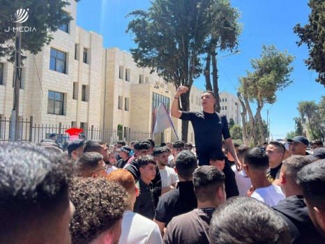 طلبة التوجيهي يحتجون بالشوارع لتخفيف المنهاج.. ما تعليق وزارة التربية؟