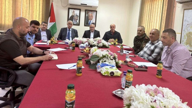 بعد إطلاق نار متكرر على "مقاطعة جنين".. مسؤولون أمنيون يجتمعون في دار المحافظة