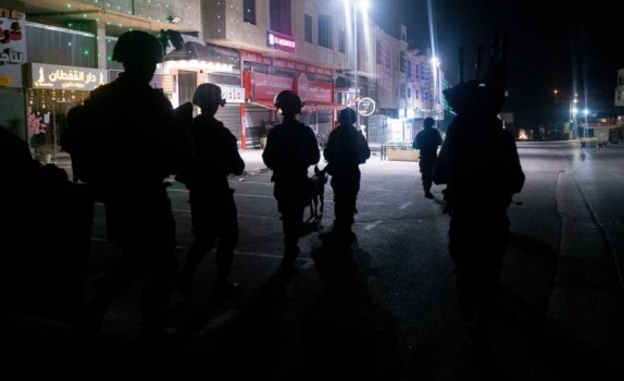 اشتباكات في نابلس وجنين والاحتلال يشن حملة اعتقالات في الضفة