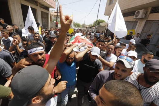 صور... جماهير حاشدة تشيع جثامين 3 شهداء في جنين وأريحا