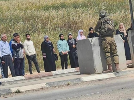 الاحتلال يحتجز عددا من المواطنين بينهم سيدات على حاجز حوارة