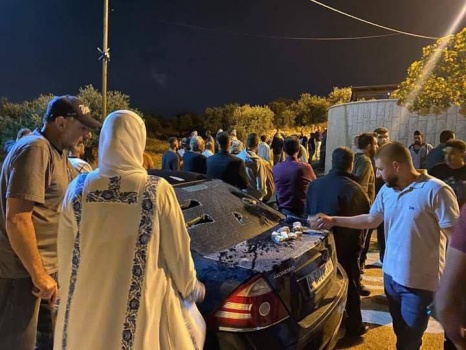 إصابات بالرصاص في اعتداء مستوطنين أحرقوا حقولا وهاجموا منازل في دير دبوان شرق رام الله