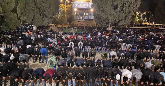 الآلاف يؤدون صلاة الفجر العظيم في المسجدين الأقصى والإبراهيمي