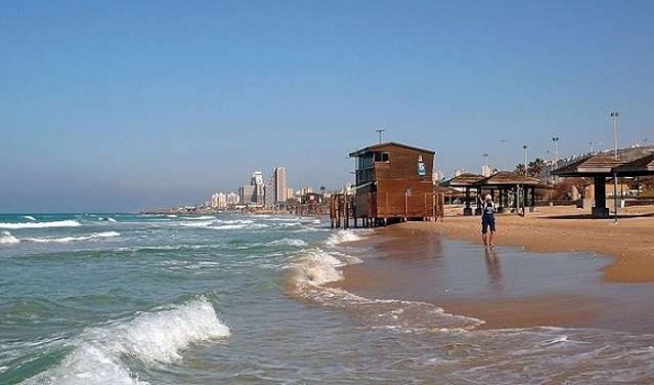 الصحة الإسرائيلية تُحذر من السباحة في شواطئ حيفا الجنوبية