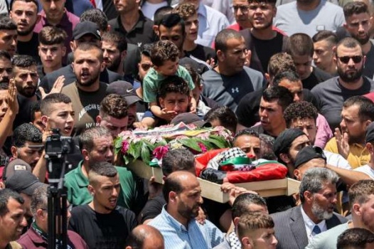 بالصور.. جماهير رام الله تُشيّع جثمان الشهيد الطفل محمد التميمي