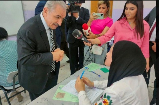 اشتية يتفقد قاعات امتحان الثانوية العامة في مدرسة ذكور كفر نعمة الصناعية