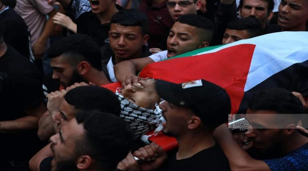 جماهير شعبنا في نابلس تشيّع جثمان الشهيد فارس حشاش