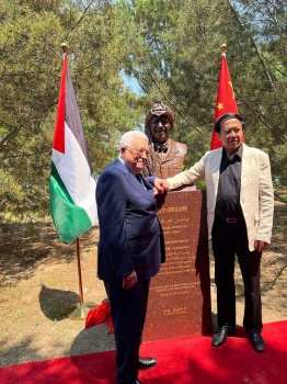الرئيس يزيح الستار عن مجسم تذكاري للرئيس عرفات في بكين