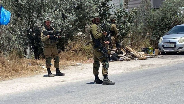 قوات الاحتلال تحاصر منزلًا جنوب نابلس وتحتجز مُسن مُقعد