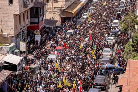 صور...آلاف المواطنين يشيعون شهداء جنين