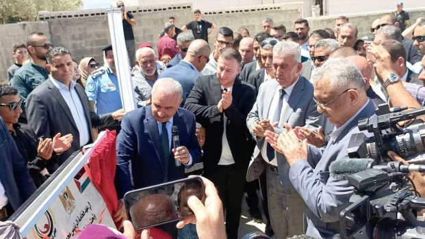 اشتية يفتتح عددا من المشاريع في طولكرم أهمها لإنهاء أزمة انقطاع الكهرباء