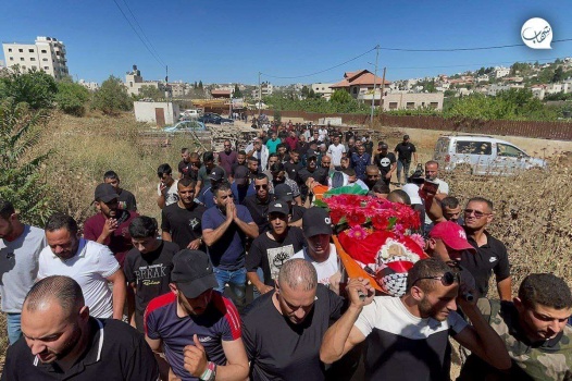 جماهير غفيرة تُشيع الشهيدين فوزي مخالفة بنابلس ومحمد البايض برام الله