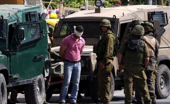 5 معتقلين من الضفة فجراً ومستوطنون يحرقون مركبات في المغير