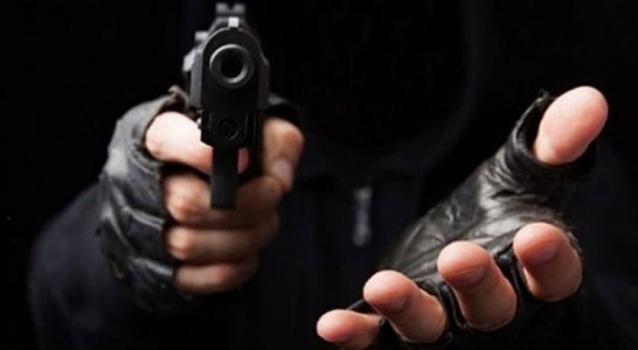 سطو مسلح على محل مجوهرات في الخليل وإصابة خطيرة لصاحبه