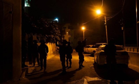 الاحتلال يعتقل 18 فلسطينياً من الضفة وبحر غزة
