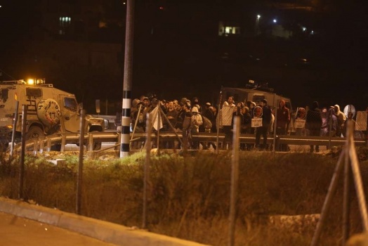 مستوطنون يدهسون مواطنة ويعتدون على الأهالي في الخليل