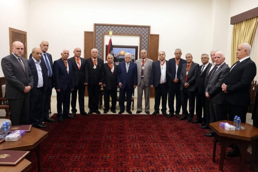 صور...الرئيس يقلد عدداً من القادة والمناضلين المحافظين نجمة الاستحقاق من وسام دولة فلسطين لمناسبة تقاعدهم