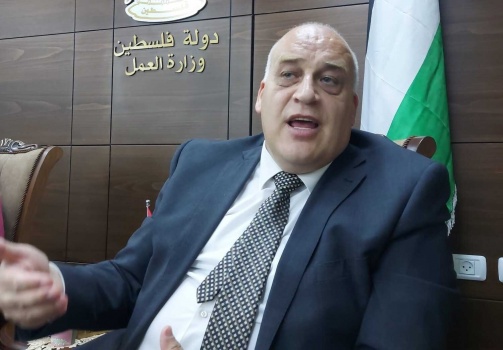 وزير العمل: قرار حكومي بإعداد قانون يُجرم ظاهرة "سماسرة التصاريح"