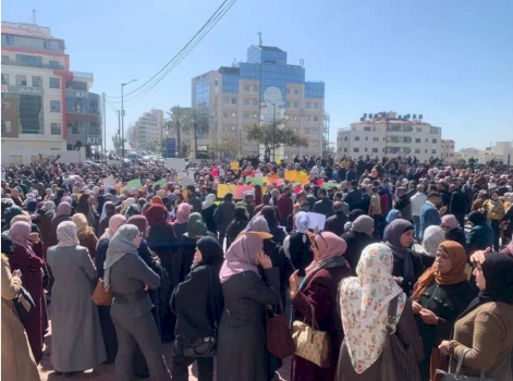 حراك المعلمين يعلن تجميد خطواته بعد وعود بصرف راتب كامل وجزء من المستحقات
