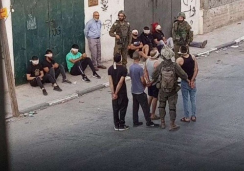 حملة اعتقالات واسعة تطال 50 مواطناً في الضفة
