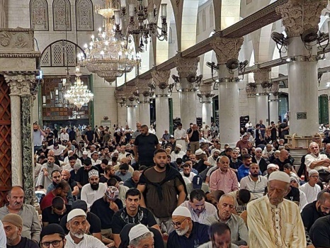 إفشالًا لمخططات التهويد.. الآلاف يؤدون صلاة الفجر في المسجد الأقصى والإبراهيمي رغم تشديدات الاحتلال