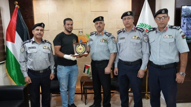 لشجاعته في انقاذ طفلة...اللواء العبد ابراهيم خليل يكرم شاب لإنقاذه طفلة في بيت لحم