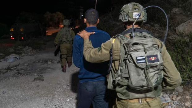 الاحتلال يعتقل 13 مواطناً من الضفة فجر اليوم