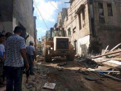 الأشغال العامة تباشر بإزالة آثار عدوان الاحتلال على مخيم نور شمس