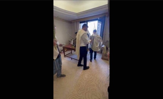 وزير الاتصالات الإسرائيلي يؤدي طقوساً تلمودية في الرياض