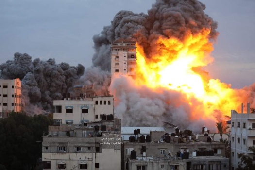 الاحتلال يدمر برج فلسطين وسط مدينة غزة