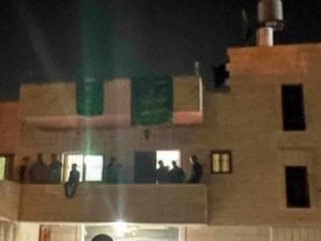 في تحدٍ للاحتلال.. عشرات الشبان يرفعون علم "حماس" على سطح منزل القيادي صالح العاروري