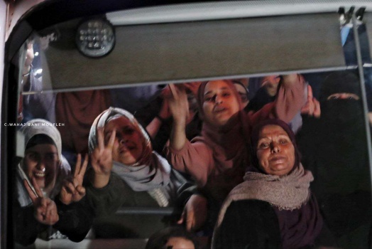39 أسيراً من النساء والأطفال يعانقون الحرية
