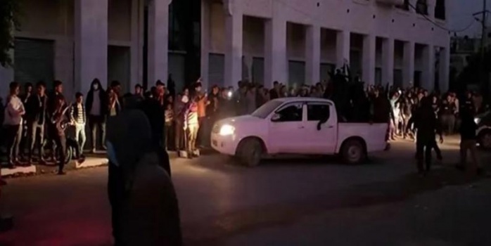 استعراض قوة مفاجئ للقسام خلال تسليم محتجزين في قلب غزة