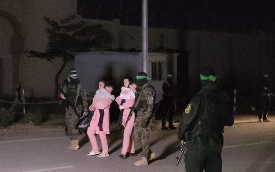 القسام يفرج عن 11 محتجزًا إسرائيليًا في إطار صفقة التبادل