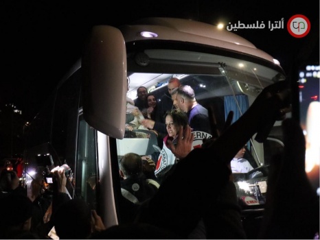 بالدموع ومشاعر الاشتياق.. الإفراج عن الدفعة الخامسة من صفقة التبادل